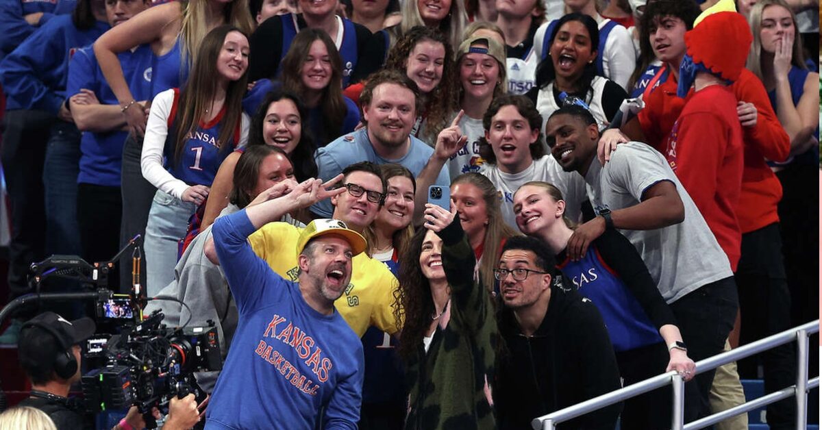 Jason Sudeikis Joined In With Kansas Cheerleaders at Game Against UConn ...