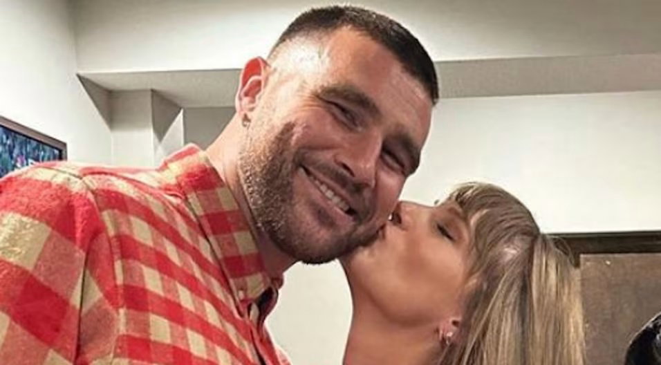 Travis Locking Exclusive Photos Catch Travis Kelce, Taylor Swift Locking Lips In ...
