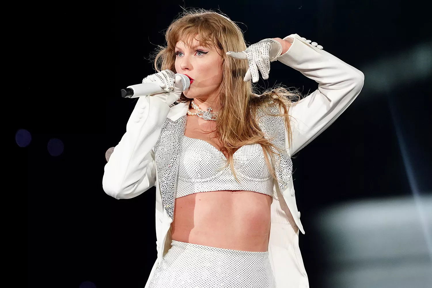 travis-kelce-honors-taylor-swift-during-chiefs-vs-chargers-game-tmspn