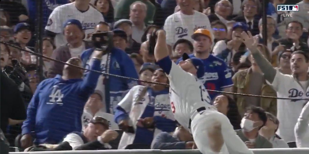 Former NFL QB Snags Foul Ball Right in Front of Max Muncy - TMSPN