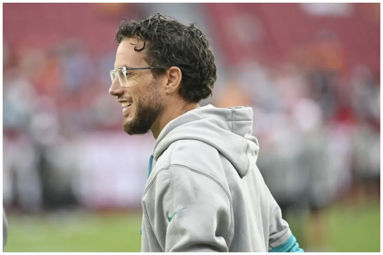 Mike McDaniel Breaks Silence on Viral Photo Outside Buffalo Bar — Was