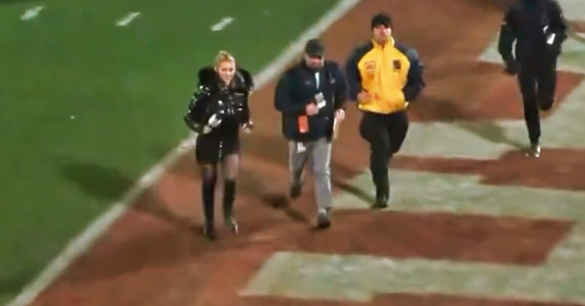 Laura Rutledge Goes Viral After Sprinting Across the Field in Knee-High ...