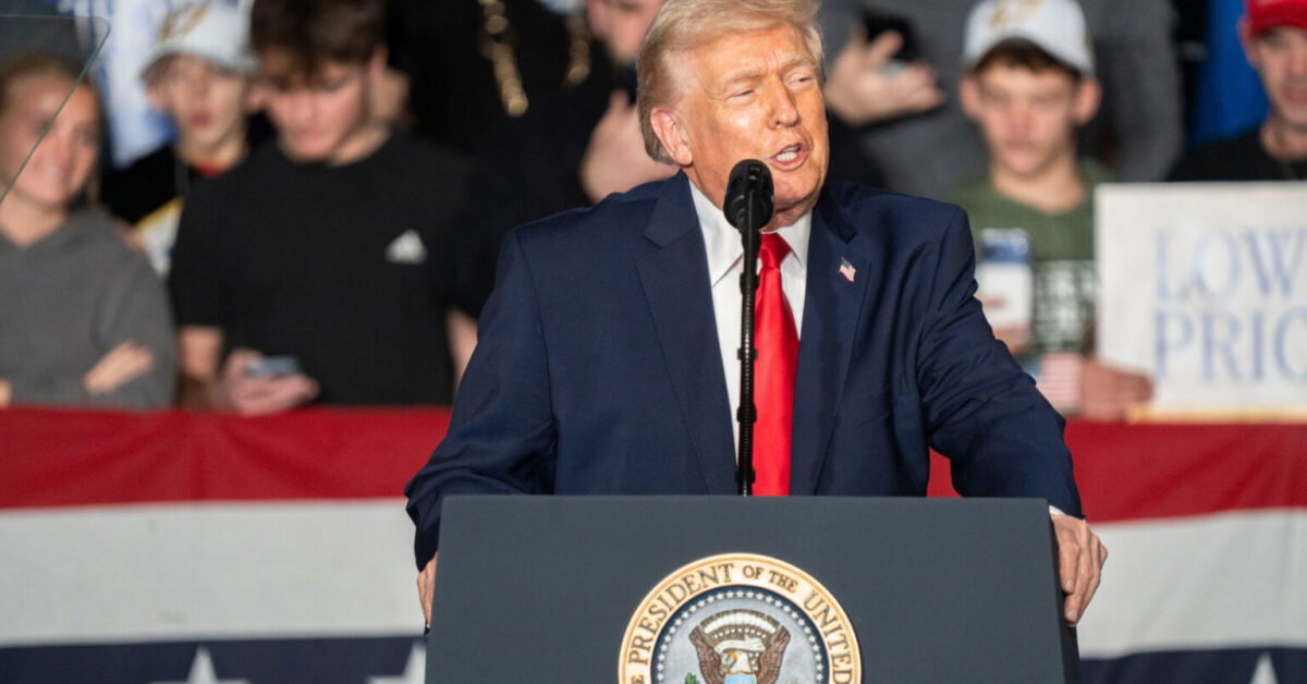 Former NFL All-Pro Joins Donald Trump Aboard Air Force One for Georgia ...